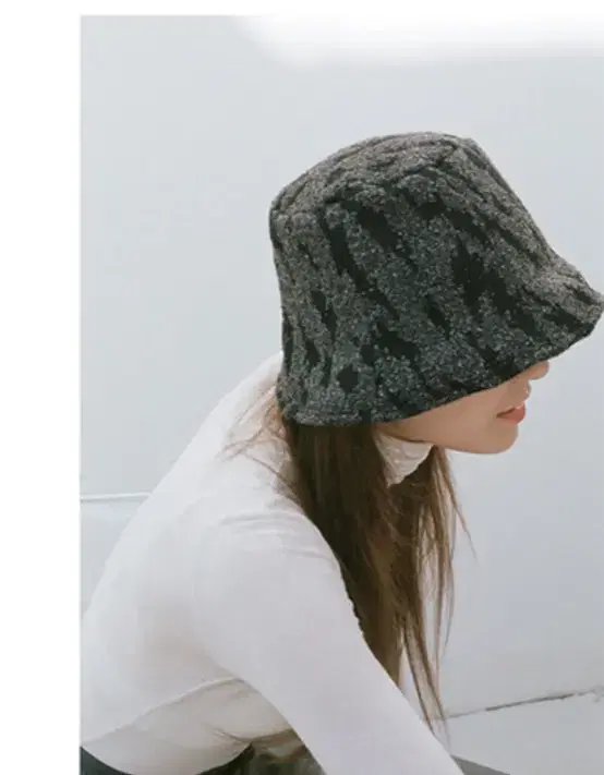 어썸니즈 wavy lampshade hat